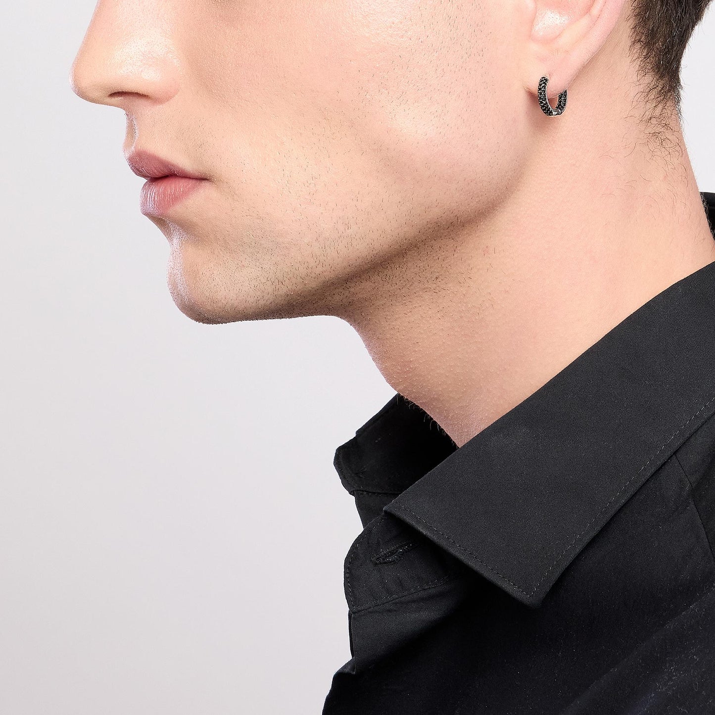 Orecchino Mabina uomo Cerchio con zirconi neri