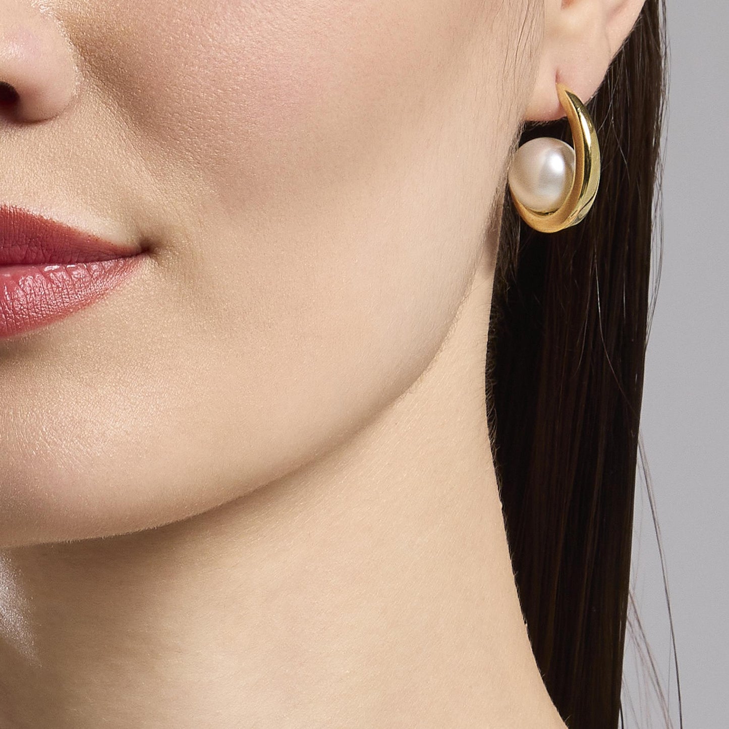 Orecchini Kidult Style 09 Semicerchio gold con perla conchiglia