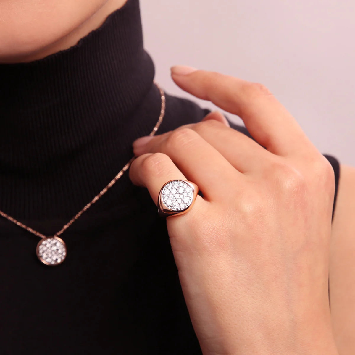 Anello Bronzallure Chevalier Piccolo con Pavé Tondo in Cubic Zirconia