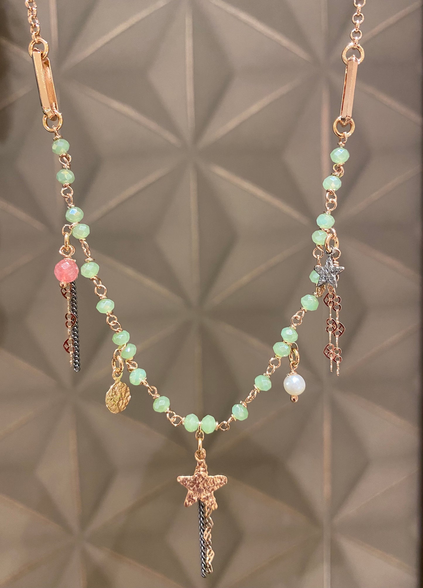 Collana Sacramore con charms e cristalli verdi