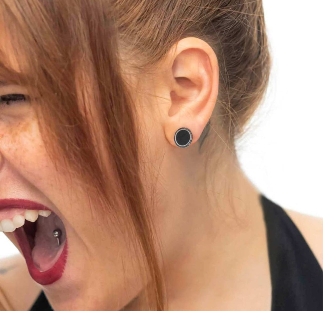 Mono orecchino Marlù  a lobo tondo centro smalto nero con bordo trama puntinata