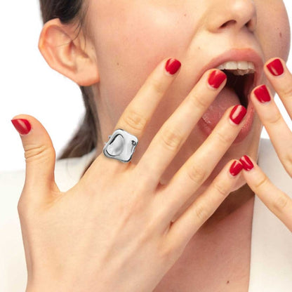 Anello Marlù Piastra quadrata irregolare martellata