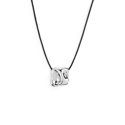 Collana Marlù Cordino nero e piastra quadrata irregolare martellata