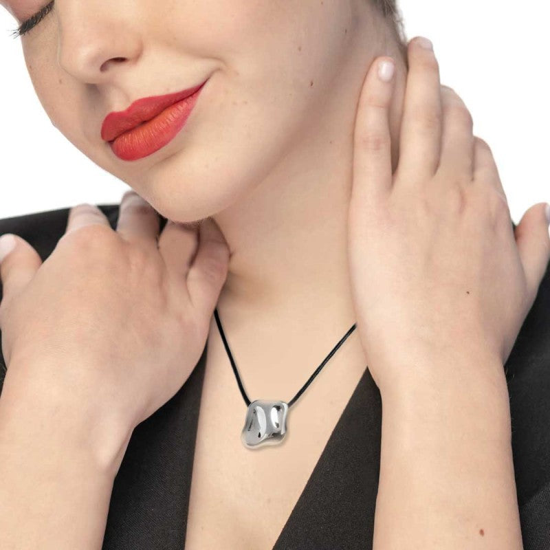 Collana Marlù Cordino nero e piastra quadrata irregolare martellata