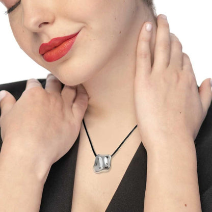 Collana Marlù Cordino nero e piastra quadrata irregolare martellata