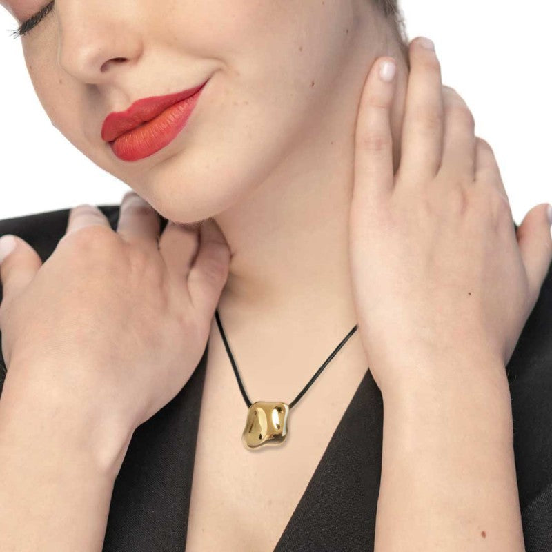 Collana Marlù Cordino nero e piastra quadrata irregolare martellata
