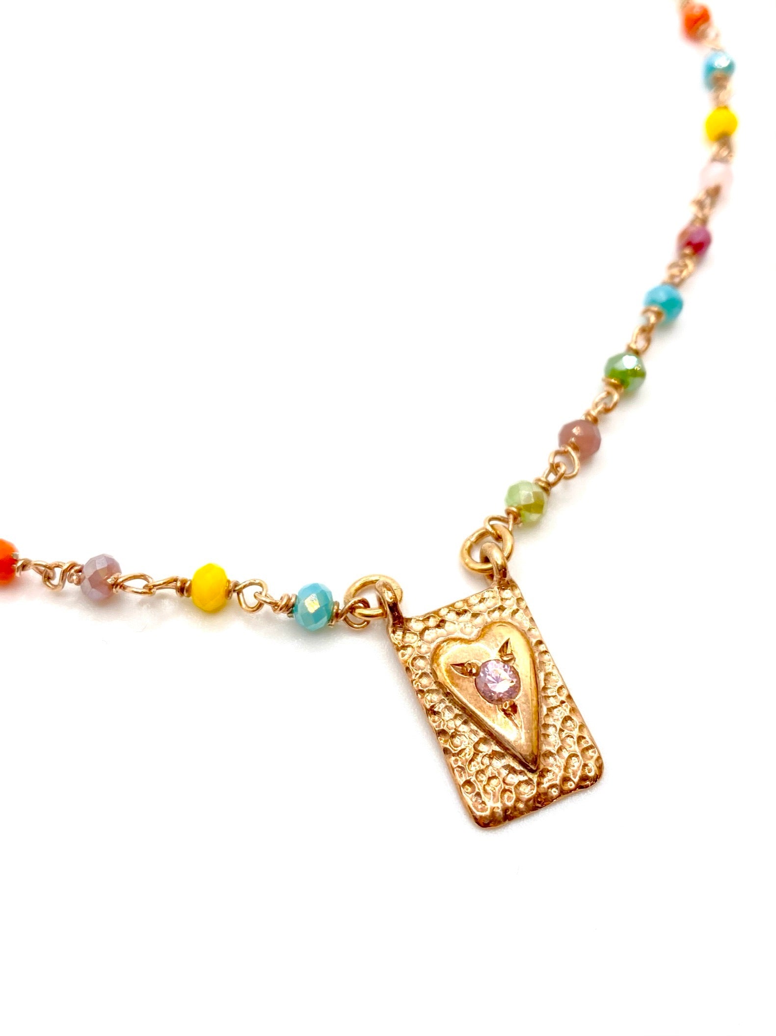 Collana Sacramore e cristalli multicolor con piastra centrale cuore